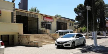 Cam silerken 6’ncı kattan düşen kadın öldü