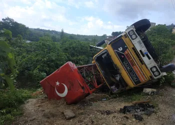 Bursa’da virajı alamayan dev vinç devrildi!