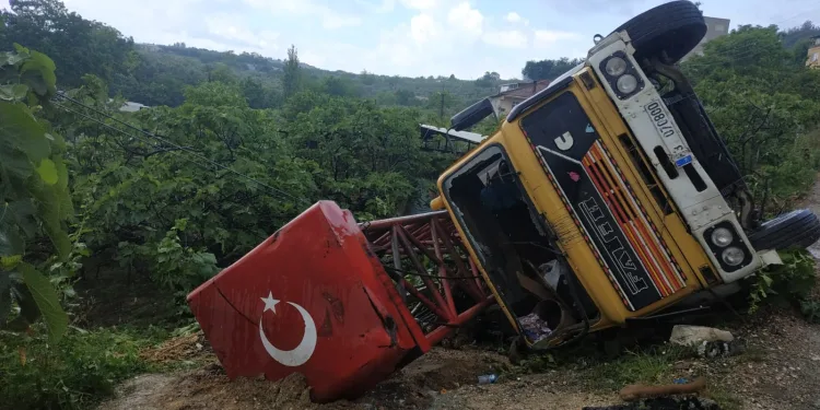 Bursa’da virajı alamayan dev vinç devrildi!