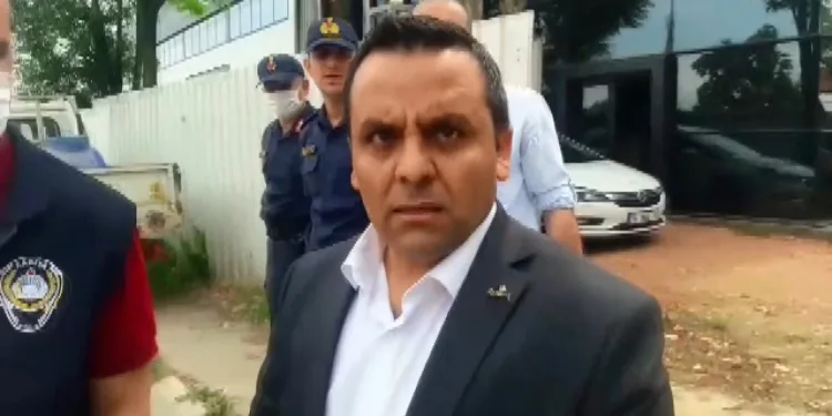 CHP’li meclis üyesi tehdit etti, yanındaki de zabıtaya yumruk attı
