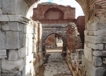 Bursa’da 2 bin yıllık tarihi surlar yazı tahtasına döndü