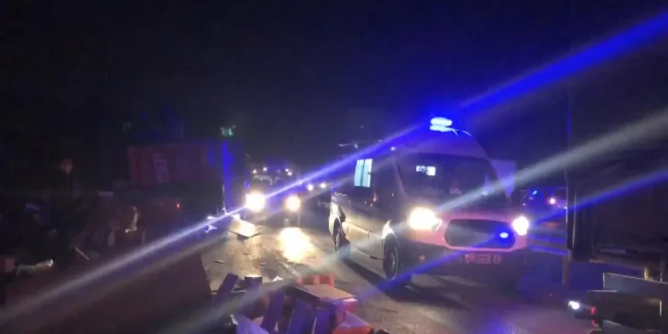 Bursa’da TIR devrildi, İstanbul-Bursa yolu trafiğe kapandı