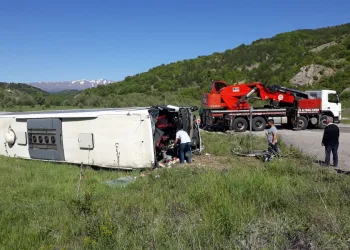 Yolcu otobüsü devrildi… Faciadan dönüldü!