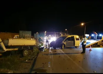 Bursa’da kaza! Otomobil kamyoneti böyle sürükledi