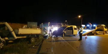 Bursa’da kaza! Otomobil kamyoneti böyle sürükledi