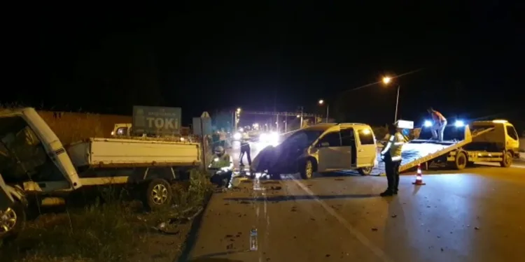 Bursa’da kaza! Otomobil kamyoneti böyle sürükledi