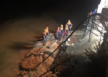 Bursa’da istinat duvarı çöktü bir kişi altında kaldı
