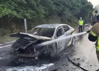 Bursa’da seyir halindeki otomobil alev topuna döndü