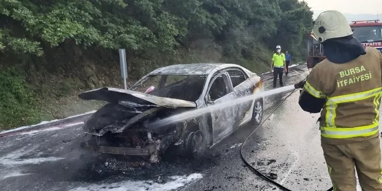 Bursa’da seyir halindeki otomobil alev topuna döndü