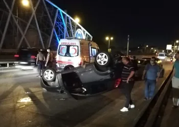 Bursa’da kontrolden çıkan otomobil takla attı