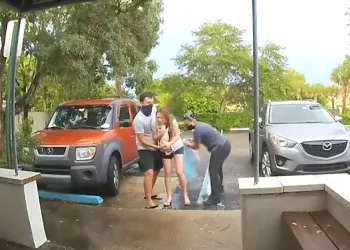Doğum sancısına dayanamadı klinik otoparkında doğum yaptı