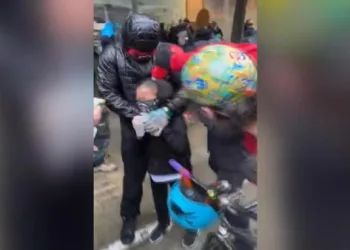 Küçük çocuğun yüzüne biber gazı!