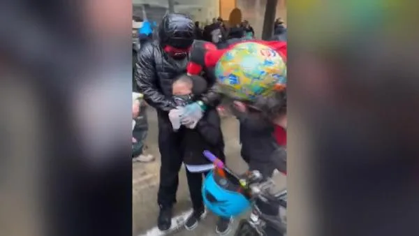 Küçük çocuğun yüzüne biber gazı!