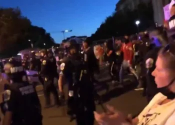 ABD’de protestocular Beyaz Saray’ı savaş alanına çevirdi
