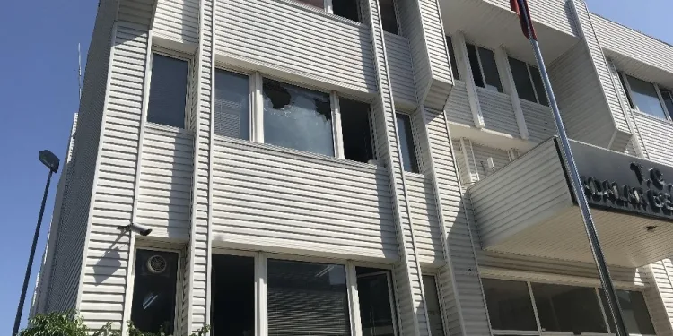 Suyu kesildi diye Belediye binasına pompalıyla saldırdı