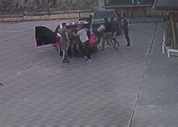 Dehşet anları kamerada! Bagajın içine sokup darp ettiler…
