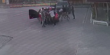 Dehşet anları kamerada! Bagajın içine sokup darp ettiler…
