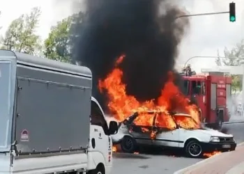 Alev topuna dönen araçtan canlarını zor kurtardılar