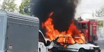 Alev topuna dönen araçtan canlarını zor kurtardılar