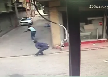 Evinin önünde beklerken silahlı saldırıya uğradı