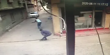 Evinin önünde beklerken silahlı saldırıya uğradı
