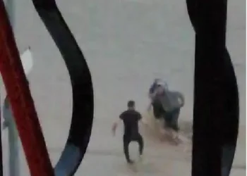Ankara’da sele kapılan kişiyi, mahalle bakkalı kurtardı