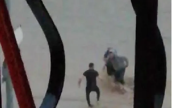Ankara’da sele kapılan kişiyi, mahalle bakkalı kurtardı