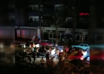 Sosyal mesafeyi unutup, göbek atarak asker uğurladılar