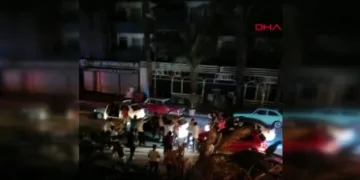 Sosyal mesafeyi unutup, göbek atarak asker uğurladılar
