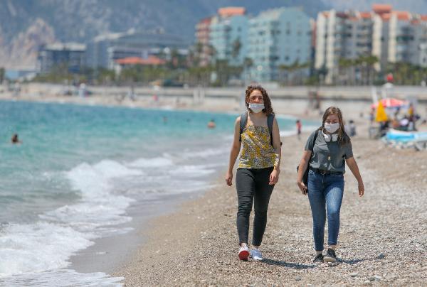 Antalya'da tatilciler maskeyle güneşlendi