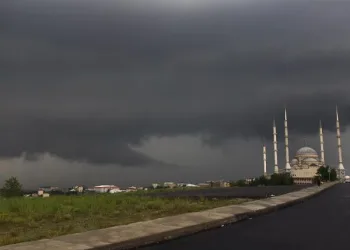 İstanbul’da şiddetli yağış öncesi kara bulutlar kameraya yansıdı