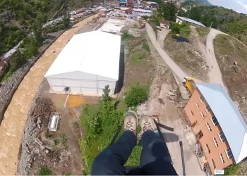 Paraşütçü fabrika çatısına iniş yaptı!