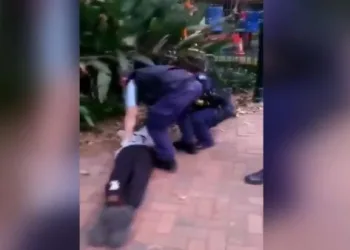 Polis 17 yaşındaki siyahi genci tekmeleyerek gözaltına aldı