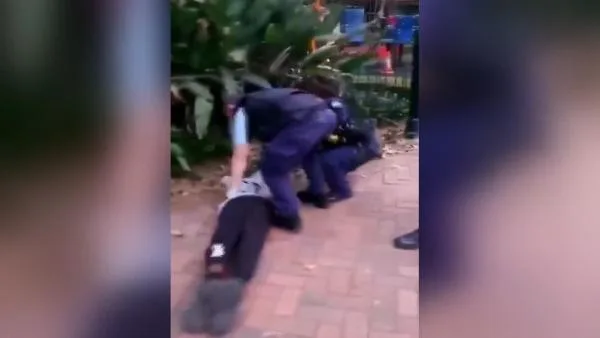 Polis 17 yaşındaki siyahi genci tekmeleyerek gözaltına aldı