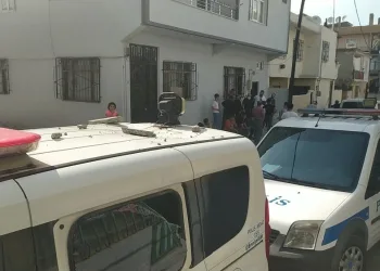 Bursa’da babasıyla kavga etti, sinirlenip polis otosunu taşladı