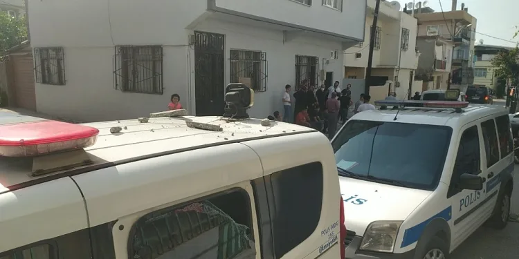Bursa’da babasıyla kavga etti, sinirlenip polis otosunu taşladı