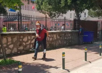 Bacağı alçılı öğrenciyi sınava babası sırtında taşıdı