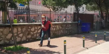 Bacağı alçılı öğrenciyi sınava babası sırtında taşıdı