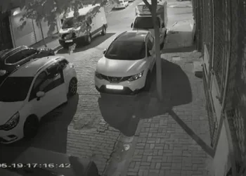 Bağcılar’da hafif ticari araçlardan “double ekran” çalan 2 kardeş kamerada 