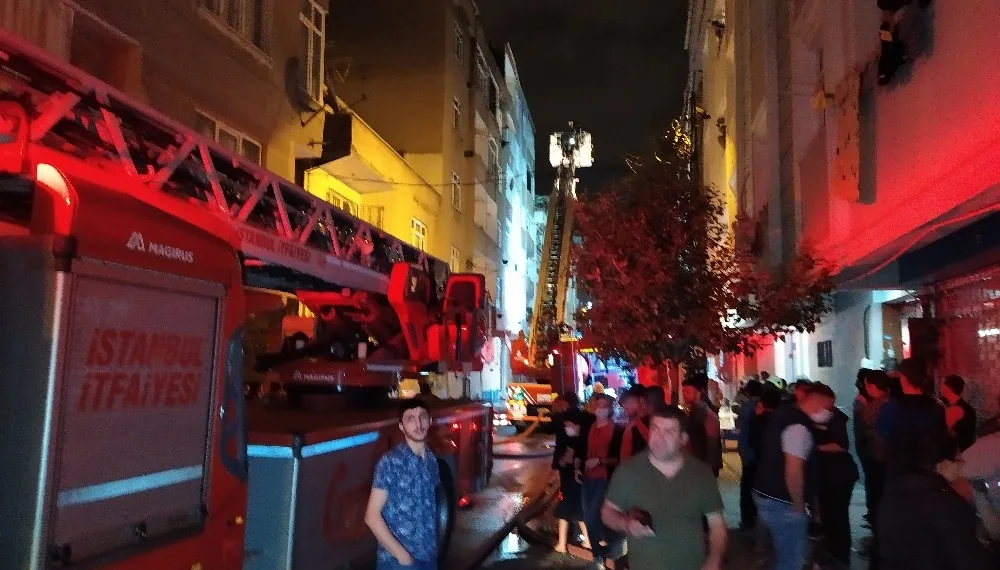 Bağcılarda İki̇ Evi̇n Çatısı Alev Alev Yandı