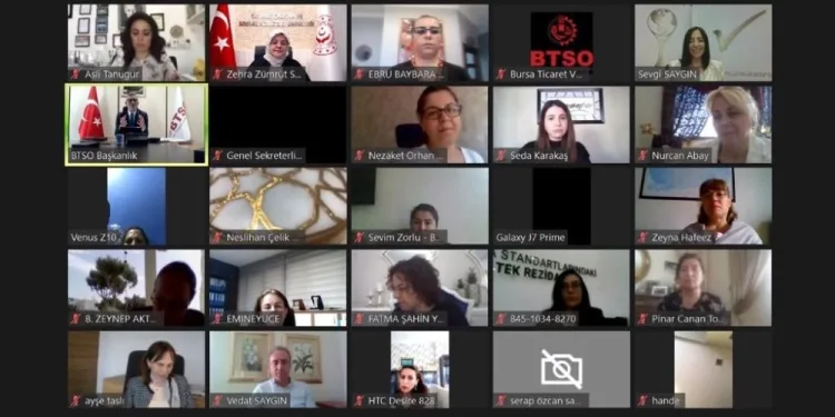 Bakan Selçuk Bursalı kadın gi̇ri̇şi̇mci̇lerle bi̇r araya geldi̇