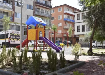 Gemlik Balıkpazarı Mahallesi’ne yeni̇ çocuk parkı