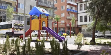 Gemlik Balıkpazarı Mahallesi’ne yeni̇ çocuk parkı