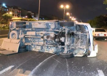 Bayrampaşa’da kamyonet takla attı: 1’i ağır 4 yaralı