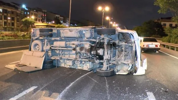 Bayrampaşa’da kamyonet takla attı: 1’i ağır 4 yaralı
