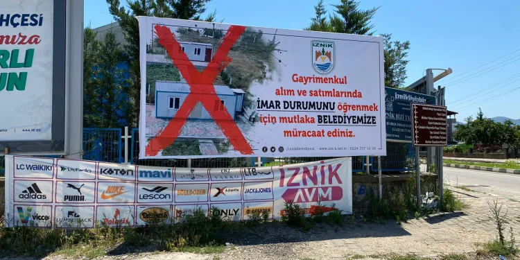 İznik Belediye Başkanı’ndan kaçak yapılara afişli tedbir