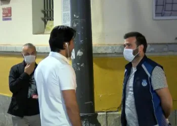 Beyoğlu’nda zabıta maske takmayanları istiklal caddesi’ne almadı