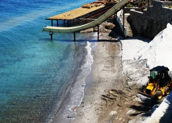 5 yıldızlı otel, sahili mermer tozuyla beyaza çevirmeye çalıştı