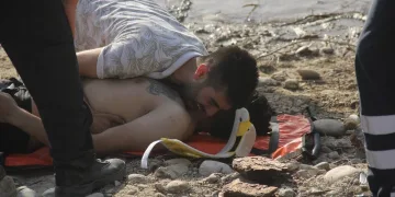 Boğulan kardeşi̇ni̇n cansız bedeni̇ne sarılıp gözyaşı döktü