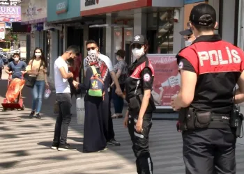 Bursa polisi maske takmayanları uyardı ve maske dağıttı